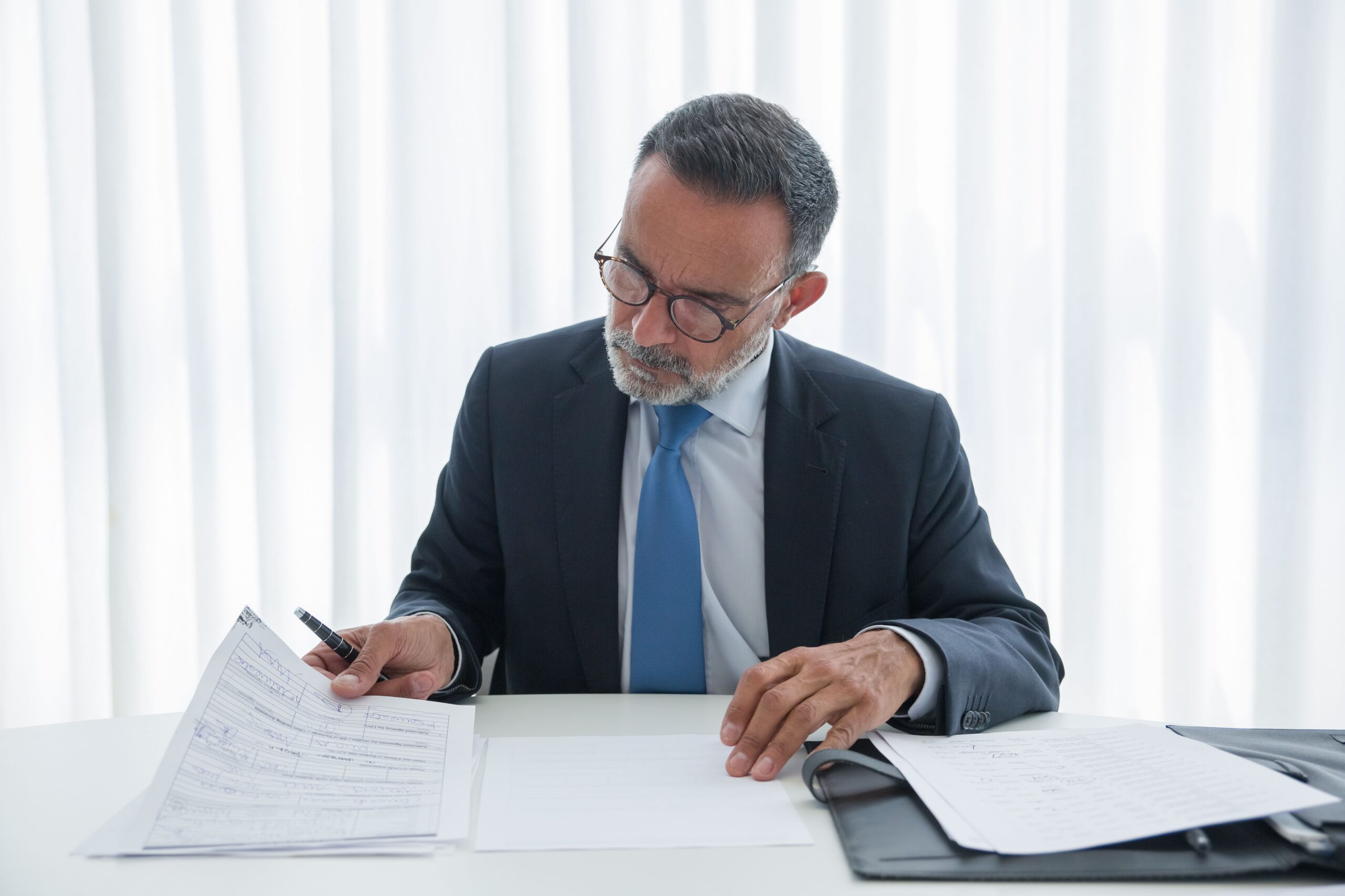 Profesional trabajando y analizando información