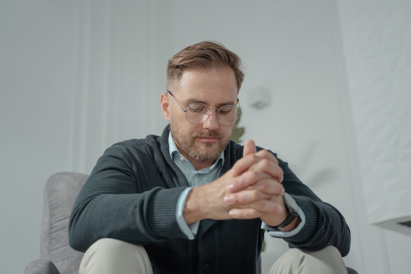 Persona en un momento de reflexión durante su proceso personal